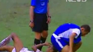 VIDEO Un asistent medical s-a asezat cu fundul pe fata unui jucator accidentat!