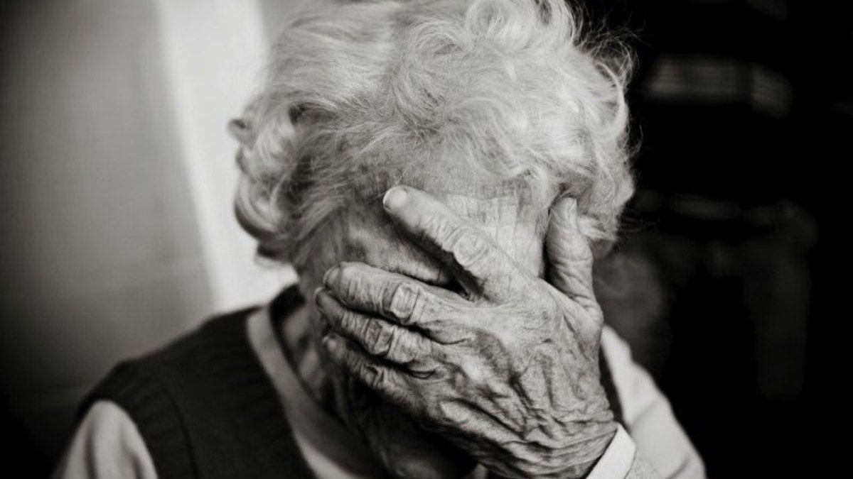 O bâtrână a așteptat 44 de ore pe coridorul unui spital, iar după două săptămâni a murit. Ce s-a întâmplat, de fapt
