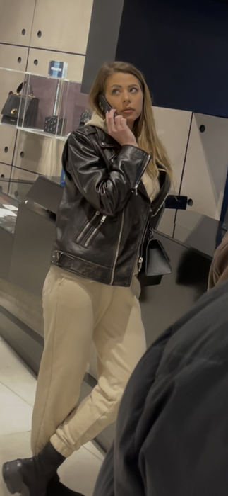 Roxana Nemeș a revenit în mall pentru a schimba un tricou pe care-l cumpărase în sesiunea de shopping (Foto: CANCAN.RO)