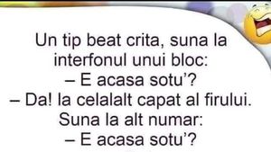 Bancul zilei | Un tip beat criţă sună la interfonul unui bloc