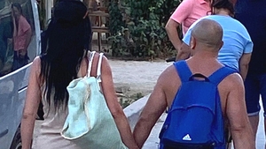 Jos textila! Ireal cum a apărut îmbrăcată (vorba vine) această turistă, pe o stradă din Vama Veche
