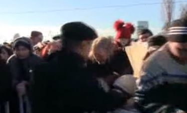 Îmbulzeală la slujba de Boboteză, în Constanţa.  Mii de oameni s-au călcat în picioare! Două fetiţe, salvate de un jandarm din mijlocul mulţimii