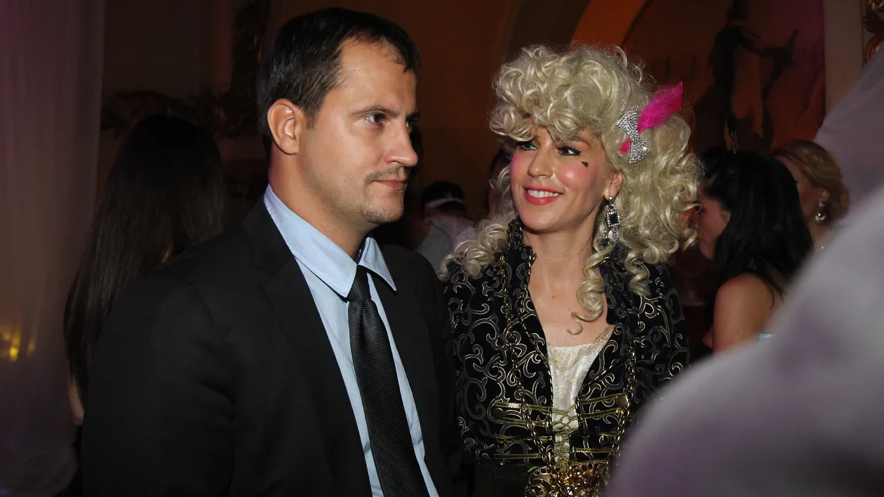 Dezinhibat si indraznet, Serban Huidu a preferat compania femeilor la petrecerea de Halloween si s-a distrat pe cinste. A facut ravagii printre domnisoare inainte de caderea nervoasa. Vezi aici imagini incendiare