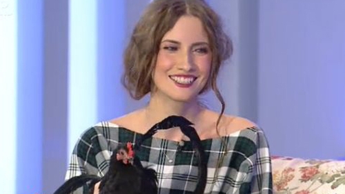 Toata lumea se amuza de sarbatori de Iulia Albu! " De Craciun se taie porcul sau gaina?" Cine a indraznist sa spuna ast