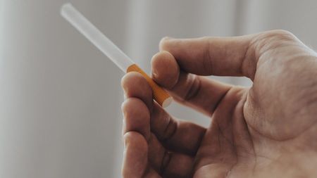 ULTIMA ORĂ! Primul oraș din țară în care fumatul în parcuri și stații de autobuz va fi interzis