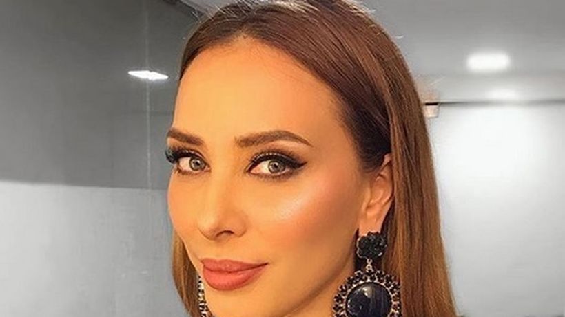 Iulia Vântur a lăsat ruşinea deoparte şi a cântat în română! Cum sună melodiile interpretate de vedetă