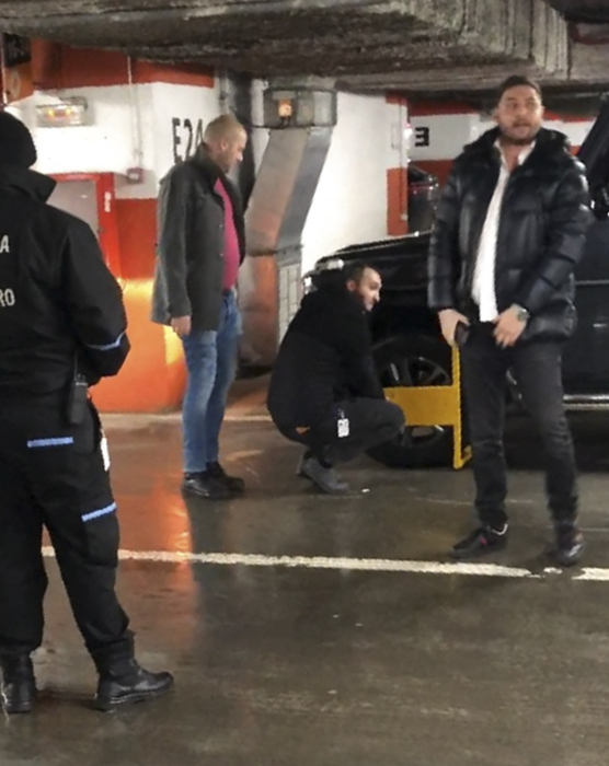 Mega-scandal în parcarea mall-ului între bodyguarzi și un șmecheraș cu Mercedes