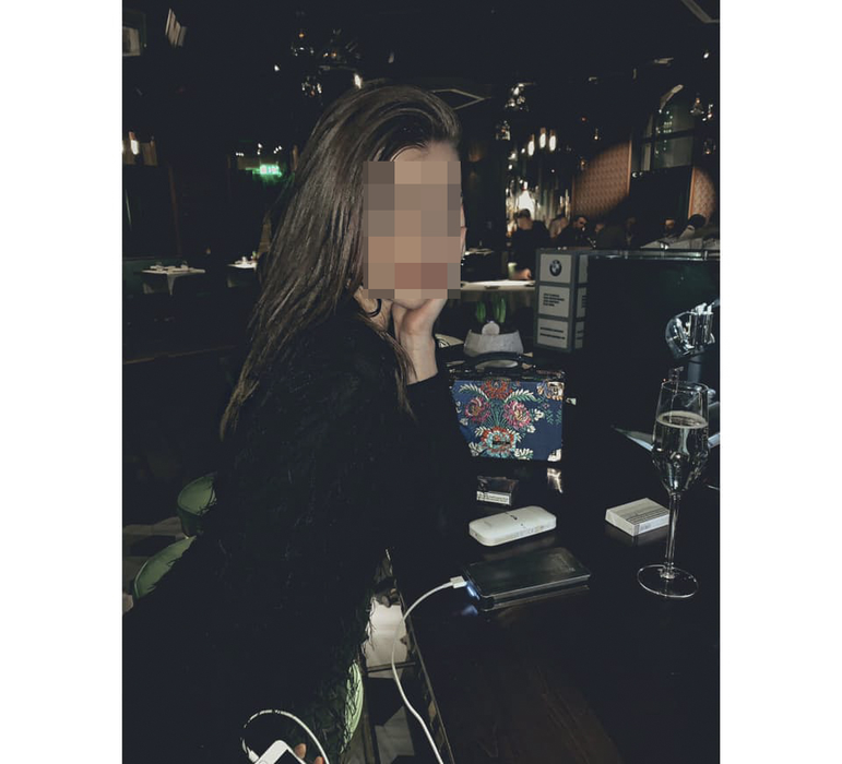 Tânăra bătută în club de iubita fostului partener