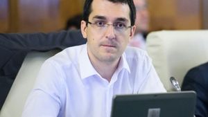 "Îngerul" doarme la "Fericita"! Un cunoscut ministru din Guvernul Cioloş trăieşte o poveste superbă cu o prezentatoare de ştiri