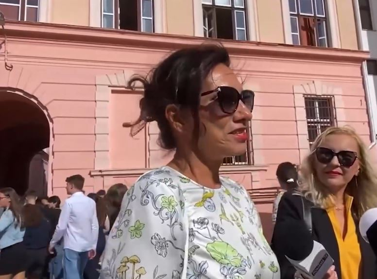 Carmen Iohannis a atras toate privirile în prima zi de școală/ sursă foto: captură video Mesageruldesibiu