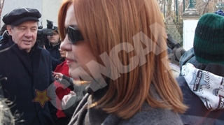 Au plans de mila maidanezilor! Cristina Topescu a adunat artistii in fata Palatului Cotroceni, ca sa protesteze impotriva eutanasierii cainilor fara stapan