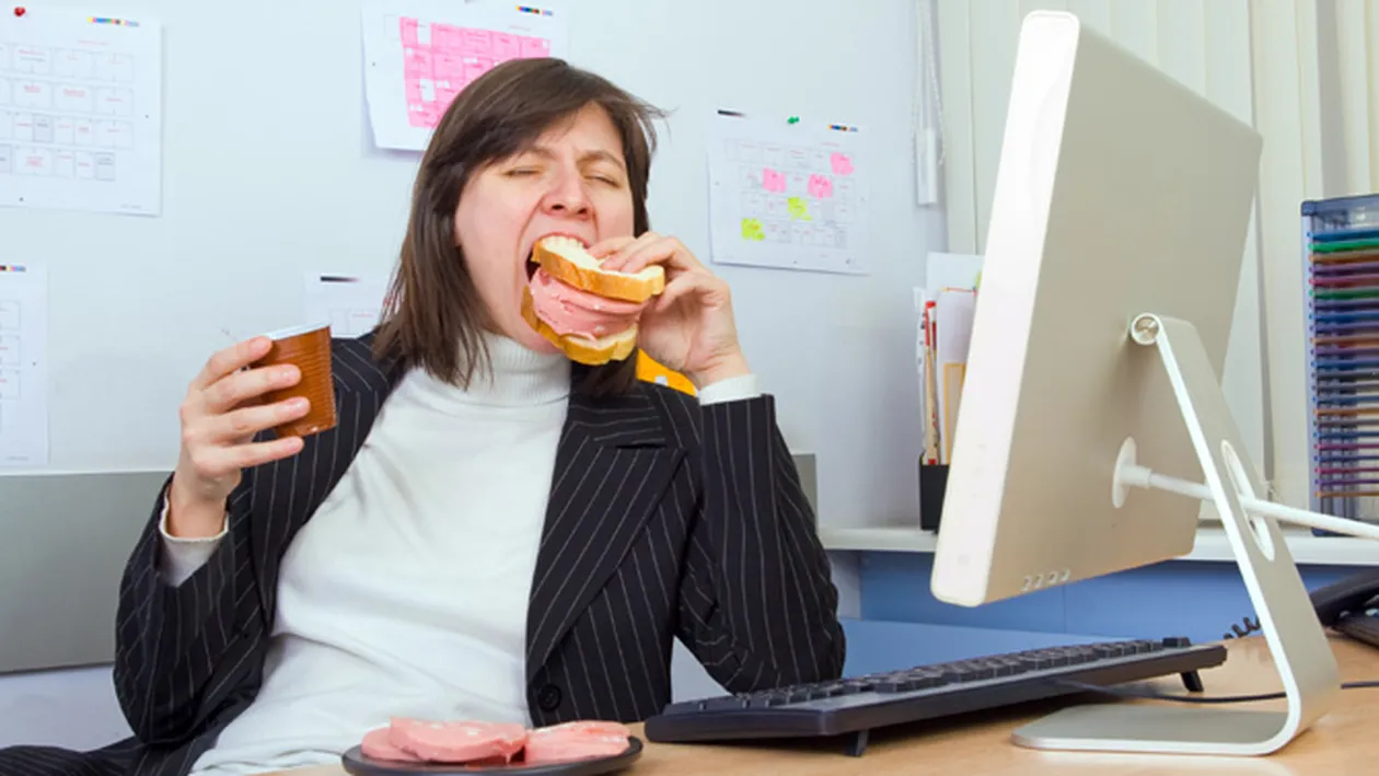 Gustarile de la serviciu, sursa kilogramelor in plus! Atentie, munca ingrasa!