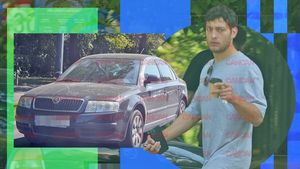 Tatăl conduce un Porsche de 100.000 de euro, iar fiul... Toto Dumitrescu, ”cu bătrânica” prin oraș!