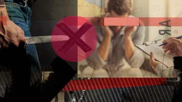 Mezinul unei familii celebre din showbiz a fost internat la dezintoxicare după ce și-a atacat mama!