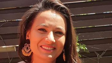 Teodora Ghenciu a pus un mesaj pentru colindători, pe ușa apartamentului. Când l-au citit, au făcut stânga-mprejur!