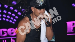 Mohombi a "aruncat" clubul in aer! Zeci de tinere s-au batut pentru a lua acasa prosopul transpirat al artistului!