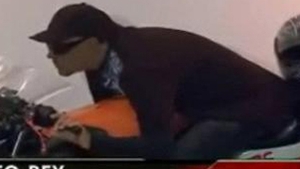Un barbat mort a fost imbalsamat si asezat pe motocicleta sa la o expozitie!