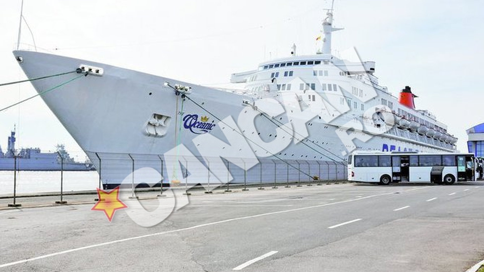 Pasagerii niponi de pe nava "The Oceanic" au facut shopping in Portul Constanta. Japonezii au golit magazinele de suveniruri