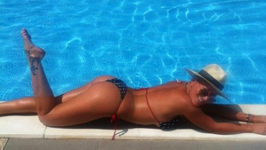 Delia isi "trateaza" fanii de pe Facebook cu... fundul!