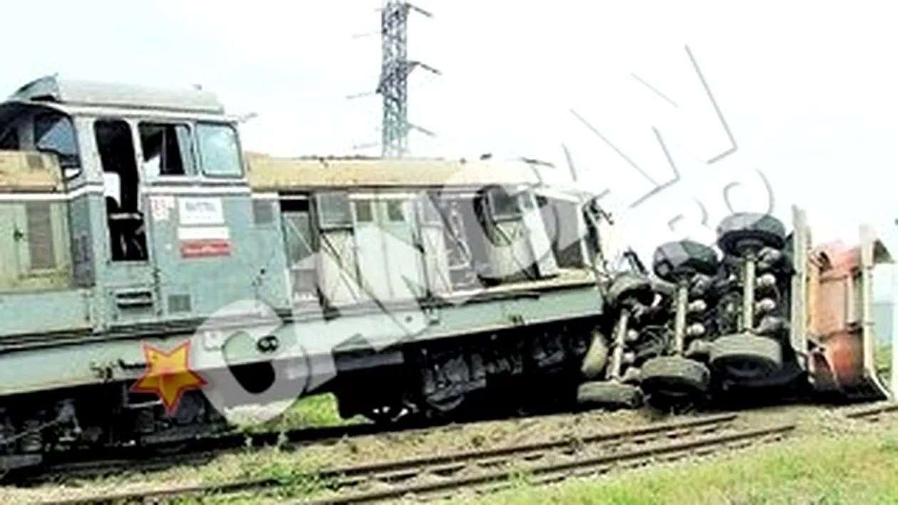 TIR incalecat de o locomotiva. Accident feroviar grav la Galati