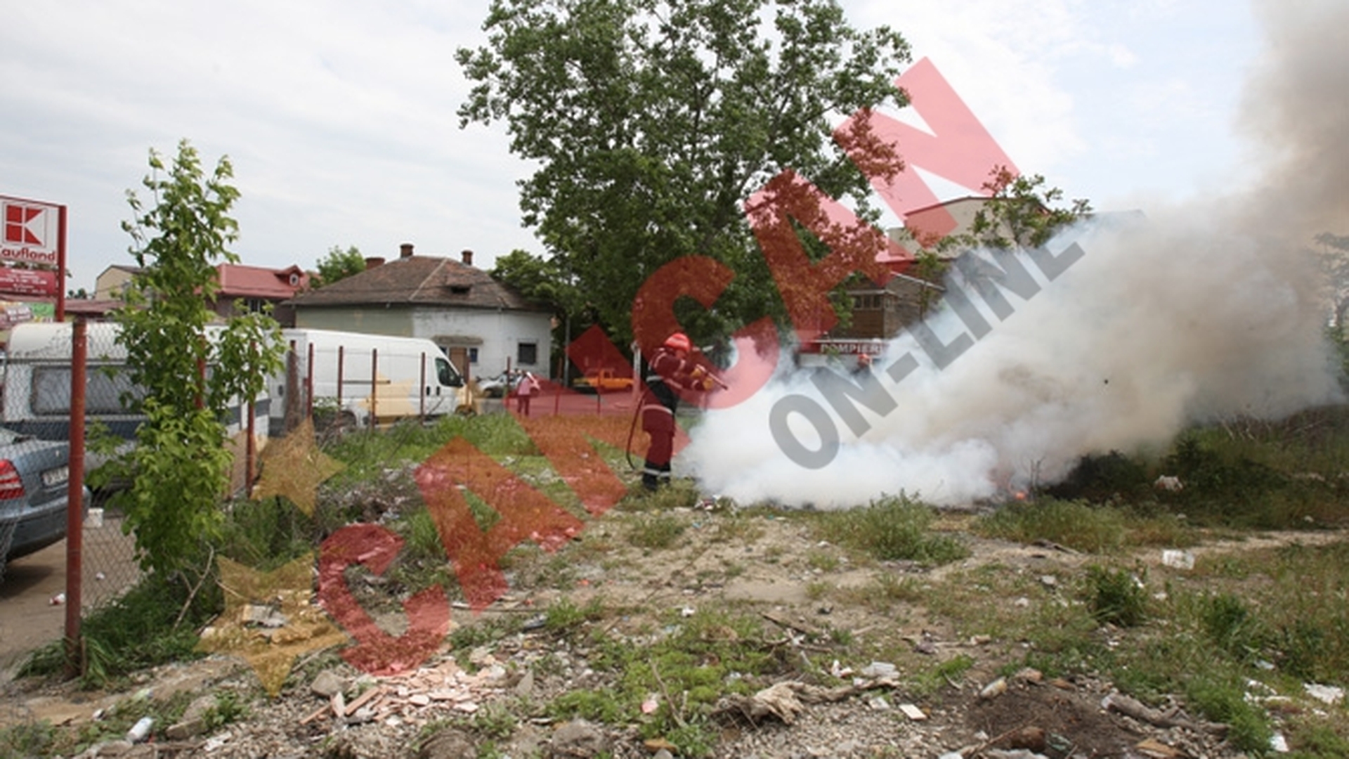 FOTO Un barbat a dat foc unor gunoaie chiar langa Kaufland