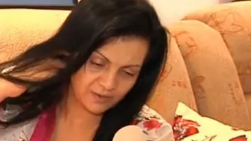 Ritual DUBIOS al unei celebre cantarete de la noi! Doarme cu o papusa in brate si vorbeste in fiecare noapte cu mama ei moarta