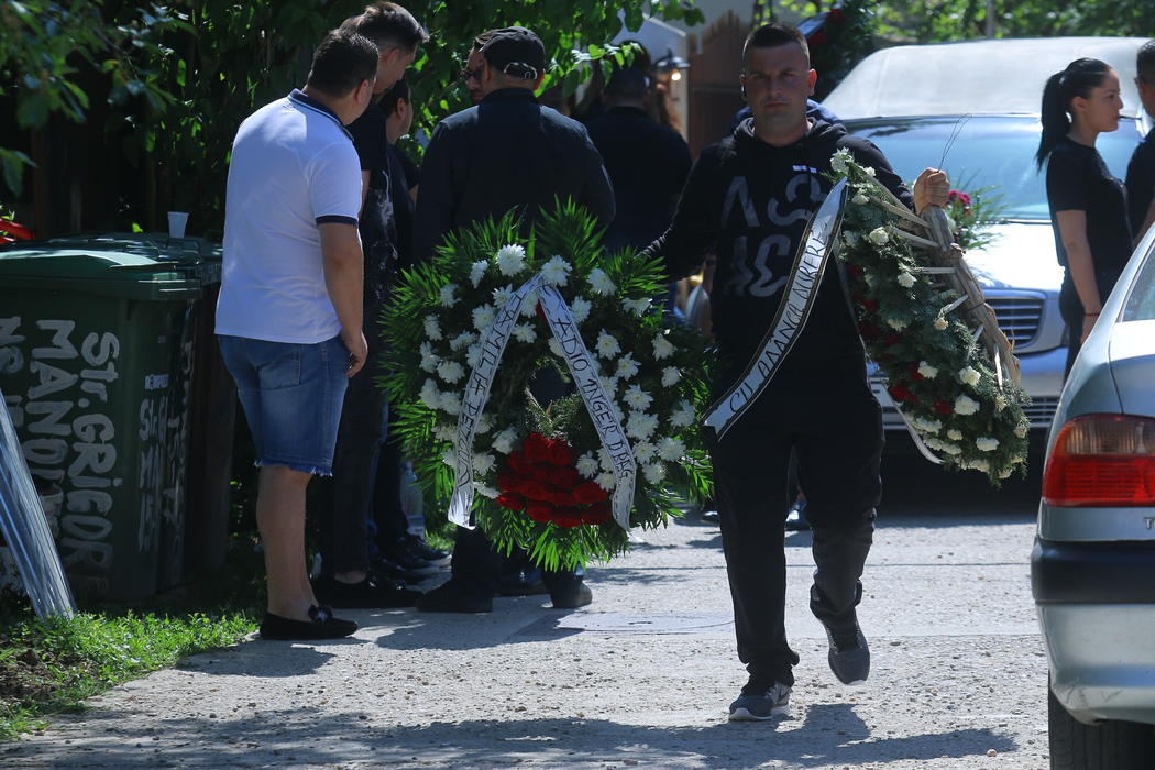 Mesajul tulburător scris pe coroana adusă de Nelu Ploieșteanu pentru fiul său mort
