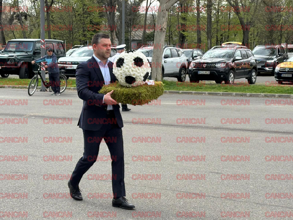 Politicieni, foști jucători și sute de fani își iau rămas bun de la Mircea Lucescu. Ultima zi de omagiu pe Arena Națională
