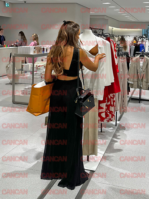 Bianca Drăgușanu a făcut spectacol în mall. Foto: CANCAN.RO