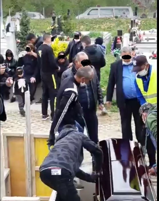 Slujbă funerară cu zeci de persoane, în plină stare de urgență! Ce au făcut polițiștii