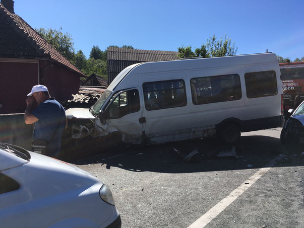Până în acest moment sunt 13 persoane rănite, iar autorităţile au activat codul roşu de intervenţie | Sursa foto: mediafax.ro