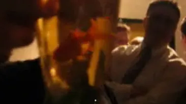 VIDEO Doamne ce animal! Nebunul asta si-a pus un pestisor in paharul cu bere, l-a lasat sa inoate putin, iar apoi l-a baut si a ragait!