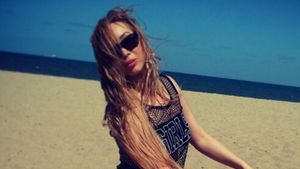 Xonia, mai sexy ca niciodata in ultimul videoclip! Ce face dezbracata langa un barbat gol!