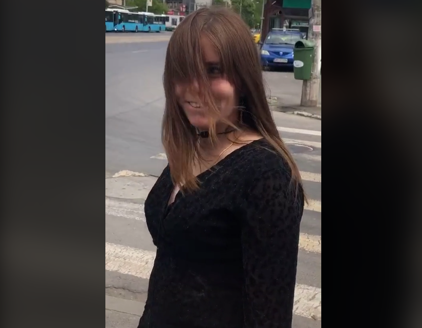 Cum a fost surprinsă Vulpiţa, în plină stradă! Reacţie bizară când a văzut că este filmată. FOTO