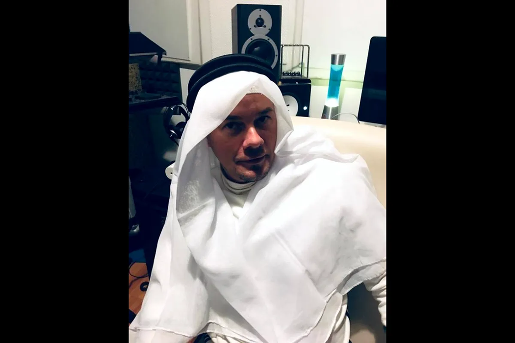 DJ Morris, camuflat în arab (Foto: Instagram)