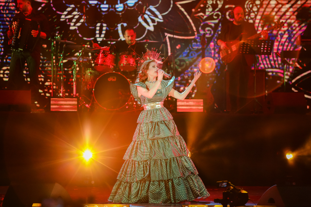 Elena Gheorghe, mărturii în lacrimi în fața a peste 4.000 de oameni. Imagini senzaționale de la show-ul cu muzică armânească