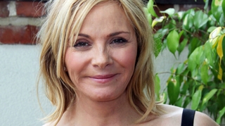 Kim Cattrall nu vrea sa arate mai tanara decat este: "Nu am incredere in operatiile estetice"