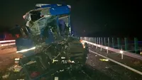 Accident grav pe A1. Două camioane s-au ciocnit, iar unul dintre șoferi a rămas încarcerat