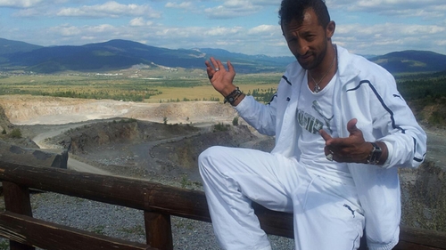 Uite cat de alb poate fi in realitate Kamara, jumatatea neagra a trupei Alb si Negru!