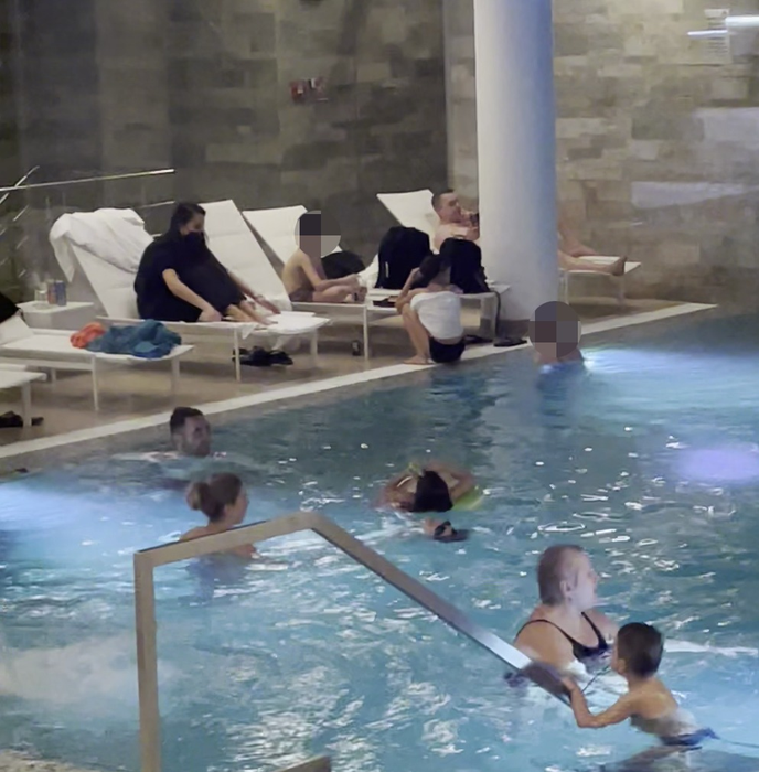 Anca Serea a încurcat piscina cu biserica! Cum a putut să se îmbrace soția lui Adi Sînă la o ”bălăceală” cu familia!