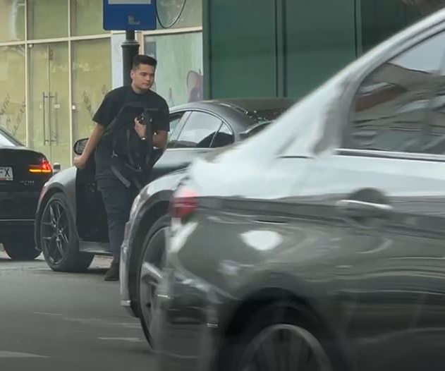 Selly a ajuns la NUBA Cafe cu un Mercedes CLS care a costat peste 80.000 de euro (Foto: CANCAN.RO)