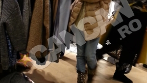 Asaltul Laurei Cosoi catre reducerile din mall, filmat de paparazzi!