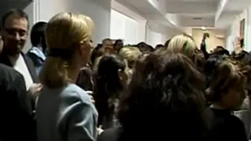 Protest spontan in toata tara! Sute de functionari publici protesteaza