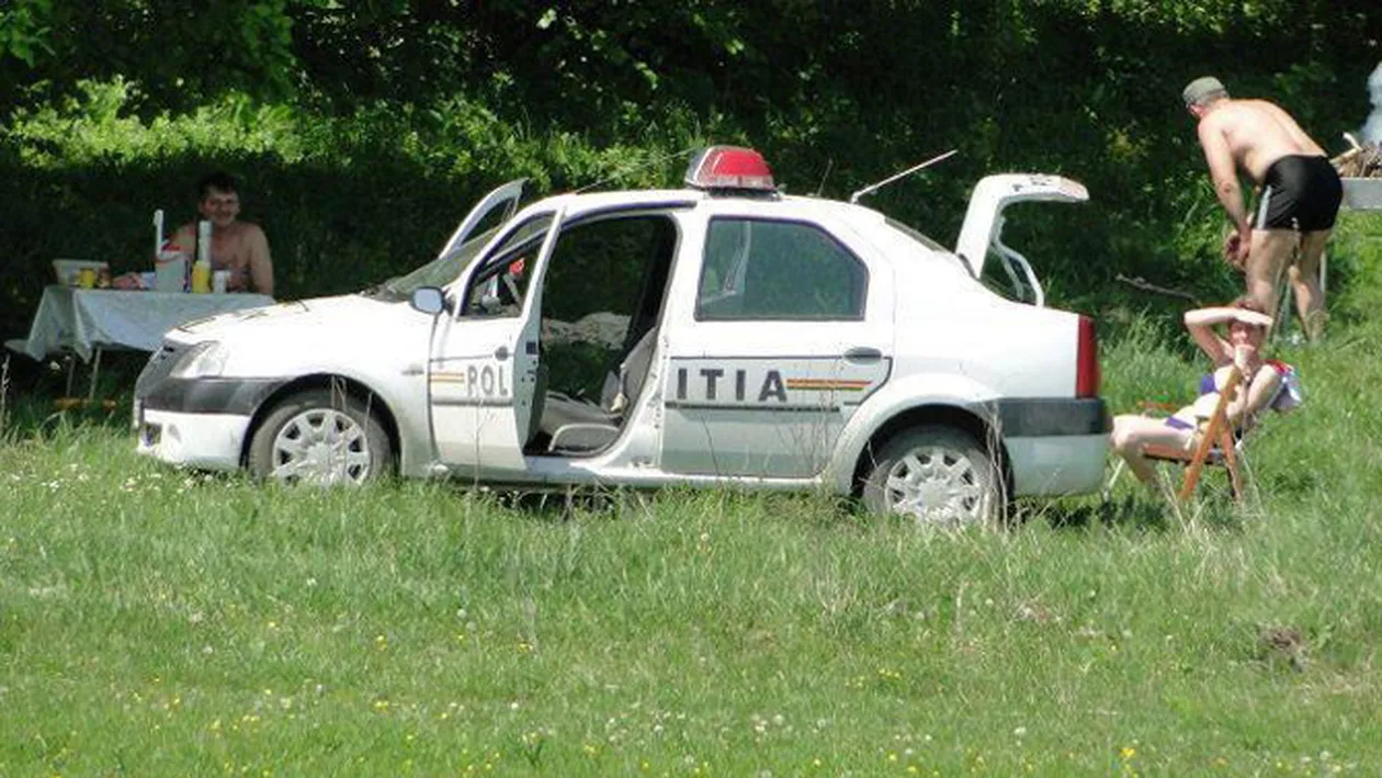 Masina politiei nu merge mereu la sectie! Agentii astia si-au facut de cap in timpul serviciului! Au iesit cu Loganul la iarba verde - Da-i Like