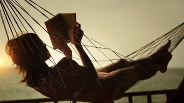 Astea sunt cărţile pe care le citesc vedetele noastre!