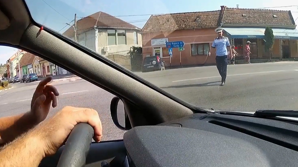 Gestul omenos făcut de un şofer pentru un poliţist aflat în mijlocul intersecţiei. ”Asta trebuia sa primească de la stat, nu de la un om obişnuit”