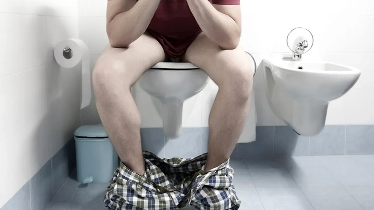 VIDEO / E absolut groaznic! Ce a păţit un bărbat care s-a jucat pe telefon, la toaletă timp de 30 de minute!
