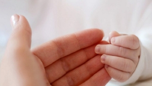 Tragedie într-o familie din Cluj! Un bebeluș a murit sufocat de bara căruciorului în care dormea