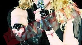 Madonna a lesinat pe scena