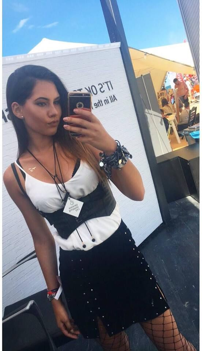 Flavia este o tânără frumoasă, studentă la Litere